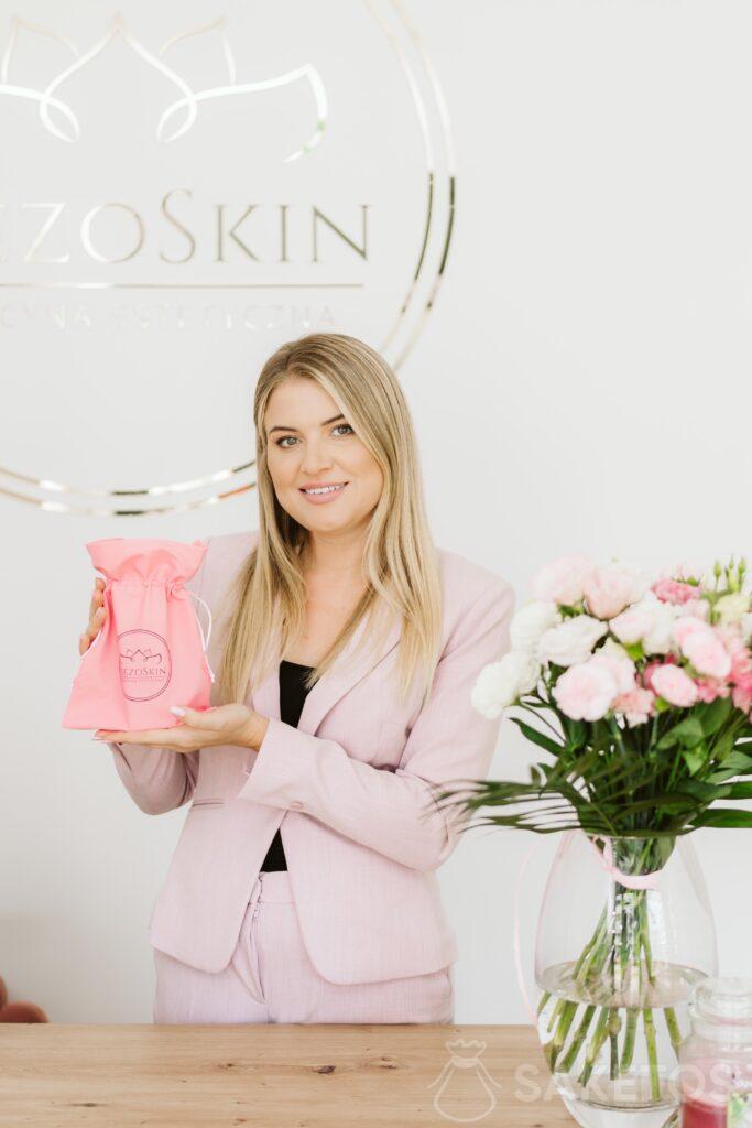 Bolsas personalizadas para un salón de belleza - Bolsitas de terciopelo con el logotipo de la Clínica MezoSkin