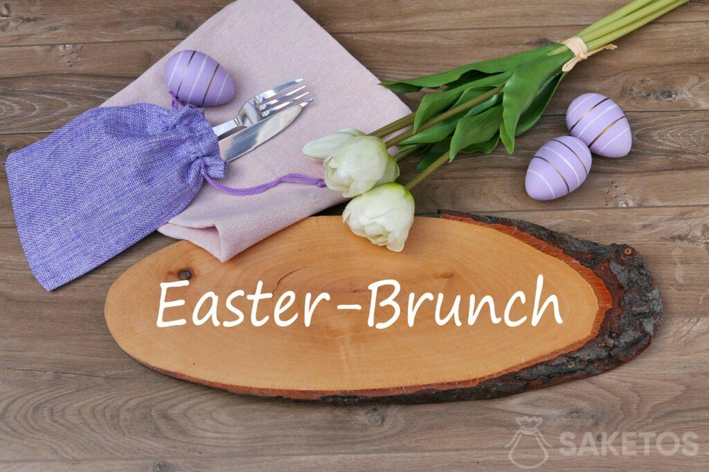 Brunch de pascua. Bolsa de yute violeta como elemento decorativo de la mesa de Pascua.