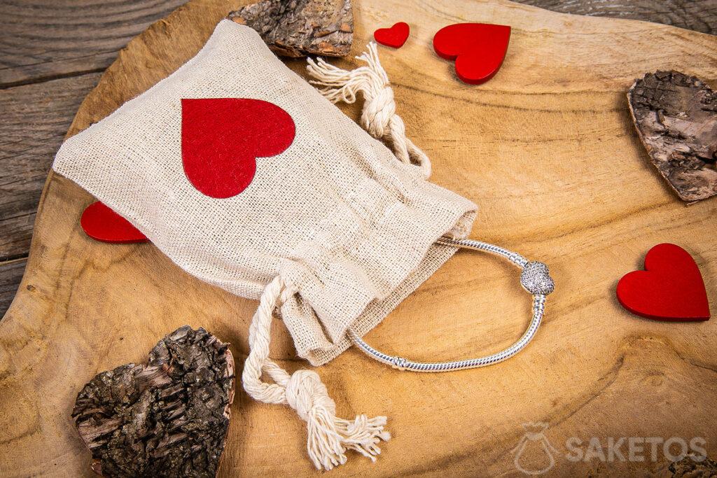 Envases de San Valentín para joyería — bolsa de lino con corazón de fieltro