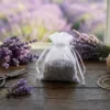 Bolsas de organza blancas rellenas de lavanda seca para el armario.