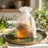 Bolsas de organza como embalaje decorativo para un tarro de miel.