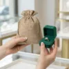 Bolsas de yute como embalaje elegante para un anillo.