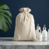 Bolsas de lino para cosméticos naturales en frascos de vidrio.