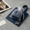 Bolsas de organza para joyas, perlas y accesorios elegantes.