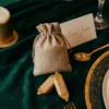 Bolsas de yute para detalles de boda invitados.