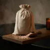 Bolsas de lino con sales de baño en una relajante escena de SPA.
