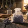 Bolsas de organza llenas de lavanda seca en estilo rústico.