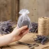 Bolsas de organza blancas rellenas de lavanda seca como fragancia para armario.