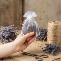 Bolsas de organza blancas rellenas de lavanda seca como fragancia para armario.
