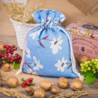 Bolsita estilo lino con la impresión 18 x 24 cm - natural / flores azules Bolsas medianas 18x24 cm