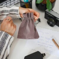 Bolsas de terciopelo 6 x 8 cm - gris plata Bautismo