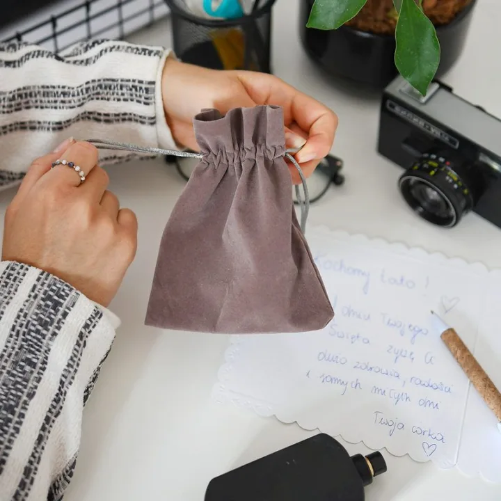 Bolsas de terciopelo 6 x 8 cm - gris plata Bautismo