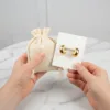 Bolsas de algodón para empaque de joyas y pendientes.