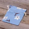 Bolsitas estilo lino con la impresión 12 x 15 cm - natural / flores azules Bolsas de lino