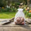 Bolsa de organza blanca para guardar bulbos de flores en el jardín.