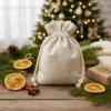 Bolsa de lino regalo debajo del árbol.