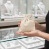 Bolsas de lino como embalaje para joyería en tienda