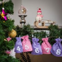 Bolsas de yute con calendario de adviento, tamaño 12 x 15 cm, rosa y violeta + números blancos Bolsas ocasionales