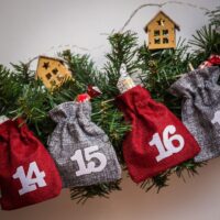 Calendario de Advienyo bolsas de yute 12 x 15 cm: plateado y granate + números blancos Sectores / Envoltorios para…