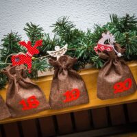 Calenario de adviento de yute 13 x 18 cm: natural oscuro + números rojos Fiestas y ocasiones especiales