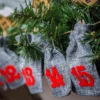 Calendario de adviento bolsas de yute 12 x 15 cm: gris + números rojos Fiestas y ocasiones especiales