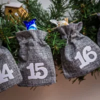 Calendario de adviento bolsas de yute 12 x 15 cm: gris + número blancos Fiestas y ocasiones especiales