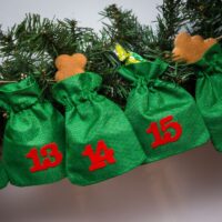 Calendario de adviento bolsas de yute 13 x 18 - verde + números rojos Bolsas con impresion