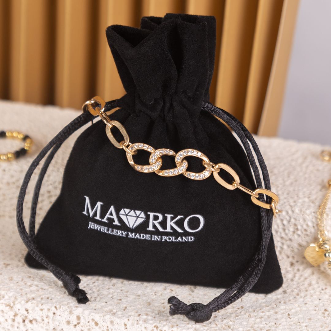 Pochette de terciopelo negro para joyas con el logo de MAORKO y cadena dorada.
