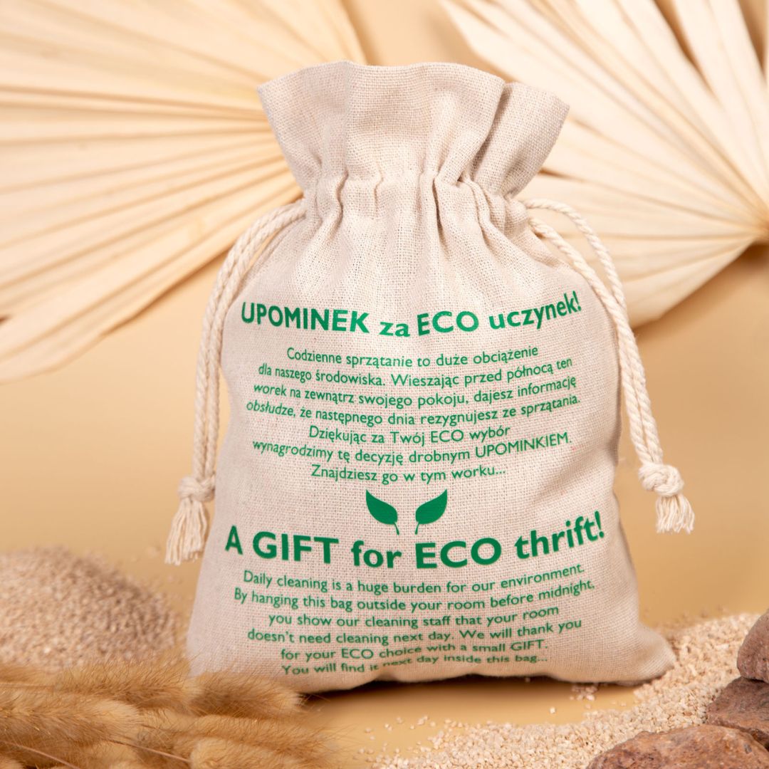 Saco de lino con estampado ecológico verde, con cierre de cordón.