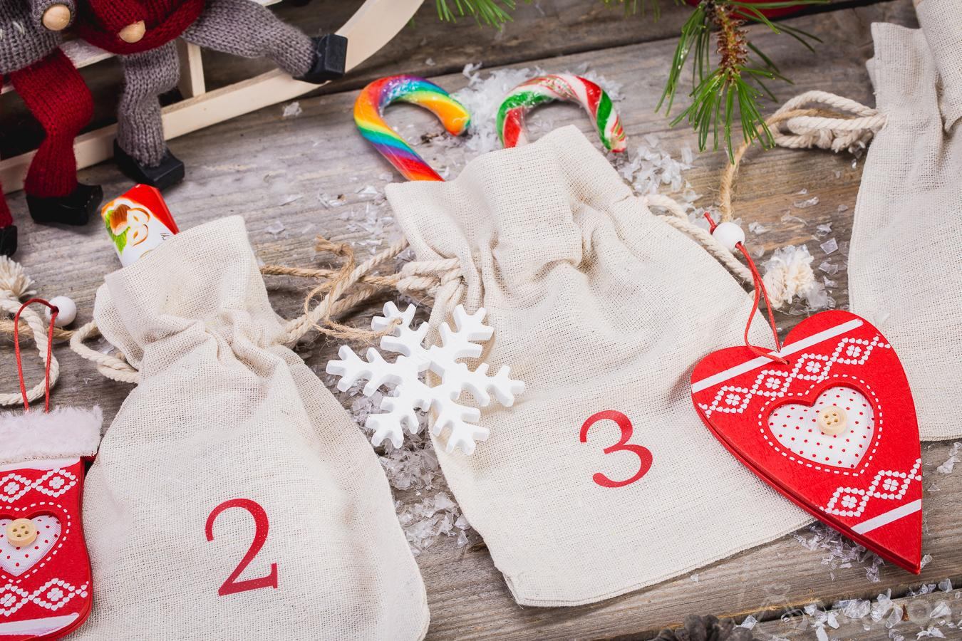 Calendario de Adviento hecho de bolsas de lino.