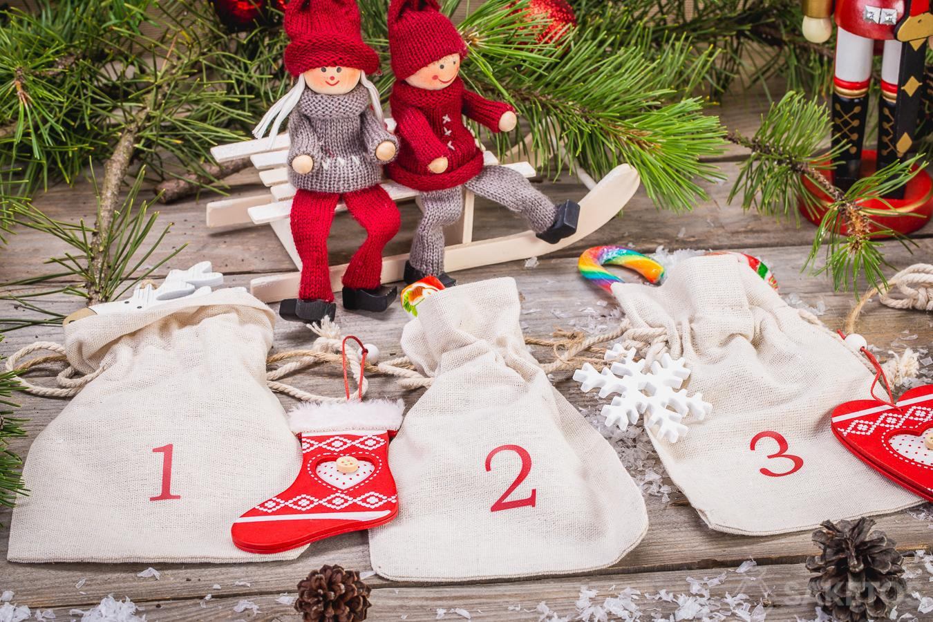 Calendario de Adviento hecho de bolsas de tela