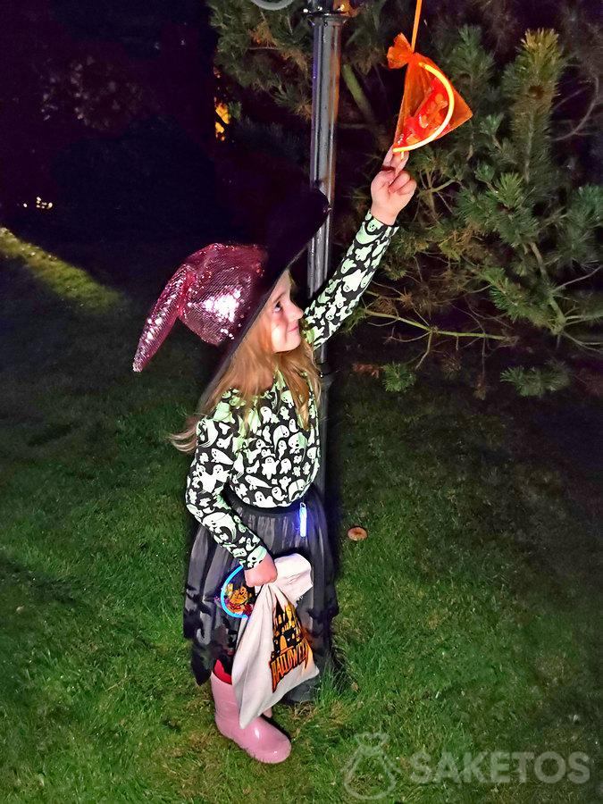 Búsqueda de dulces de Halloween: dulces en huevos que brillan en la oscuridad