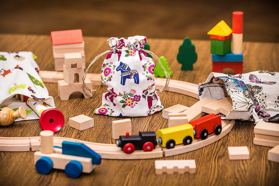 6.Los cubos y pistas de tren hechos de madera en las bolsas de lino.