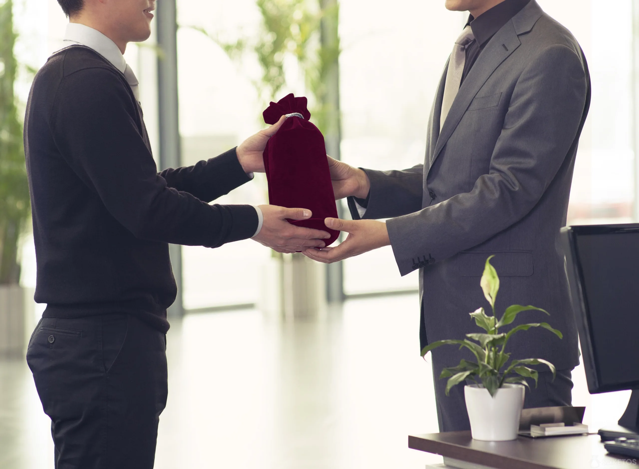 Regalos de negocios embalados en bolsas de tela
