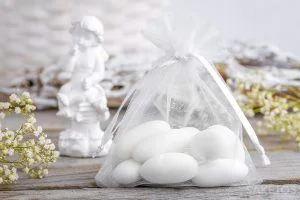La bolsa también funcionará como decoración de mesa para una fiesta de Primera Comunión.