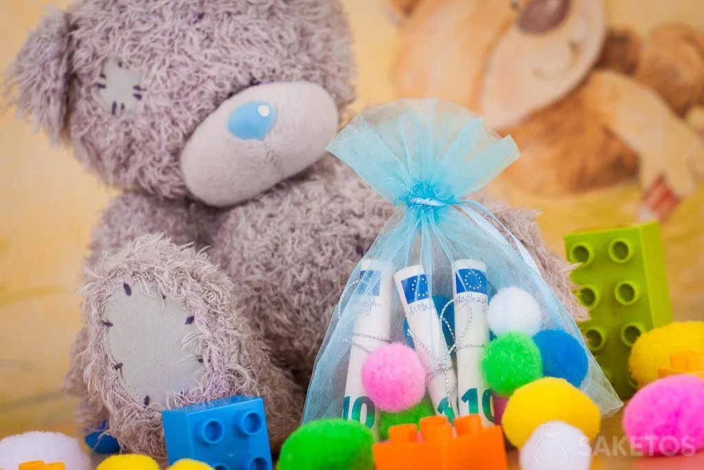 Un osito de peluche con una bolsa de dinero para un niño