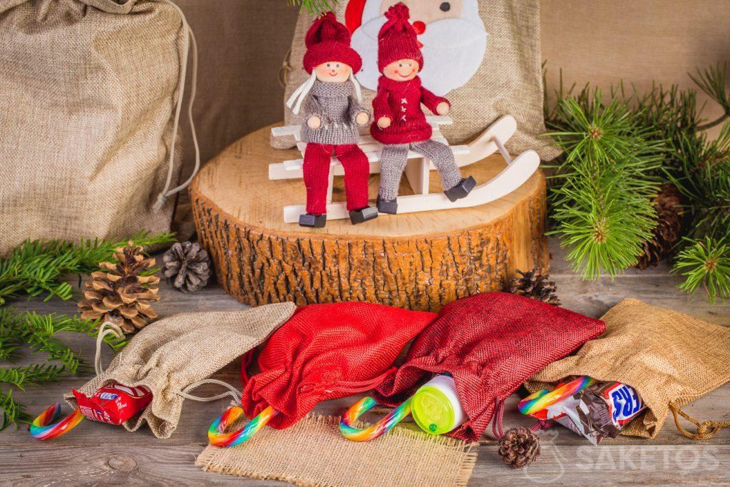 En bolsas de tela se puede empacar dulces para el día de Papá Noel