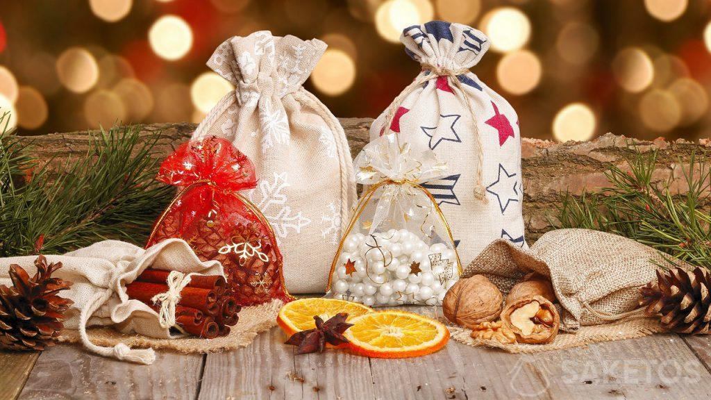 Bolsas navideñas hechas de material para regalos de Navidad y Papá Noel