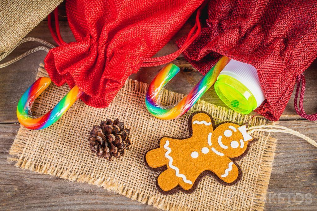 En las bolsas de tela se pueden colocar pequeños obsequios para niños, como dulces y juguetes pequeños, por ejemplo, burbujas de jabón.