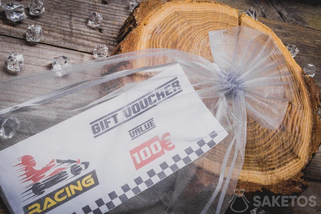 Entradas para go-karts en una bolsa de organza