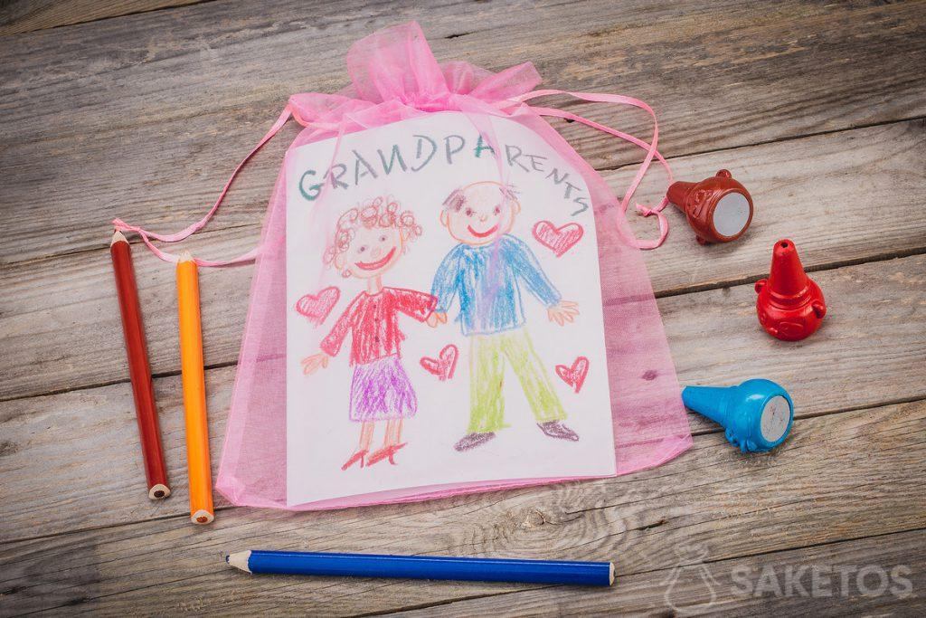 Regalo: una tarjeta de felicitación para los abuelos en una bolsa de organza