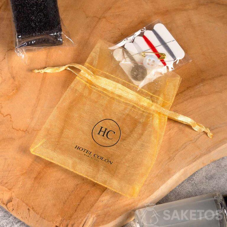 Accesorios para hoteles en una bolsa con el logotipo del hotel - bolsas de organza como embalaje para gadgets promocionales para hoteles