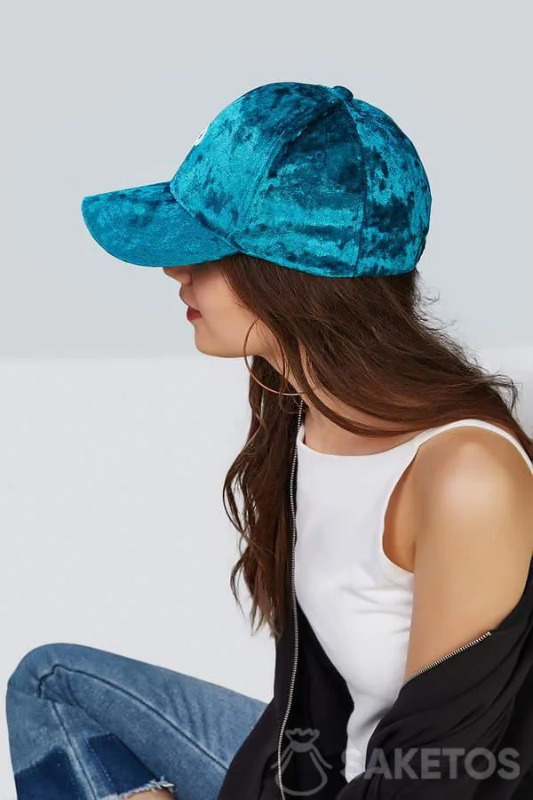 6.De terciopelo está hecha ropa de moda para niños y adultos y una variedad de accesorios