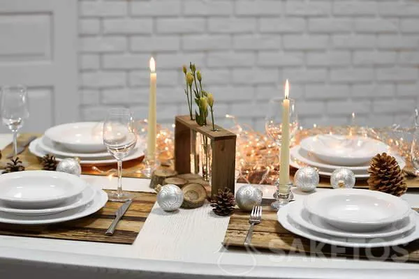Mesa de Navidad con mantel blanco - mantel blanco y accesorios de madera