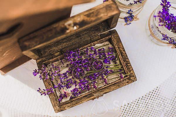 Alianzas en flores de lavanda