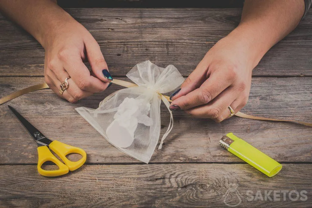 Cómo hacer lazo de cinta en una bolsa de organza: paso 2