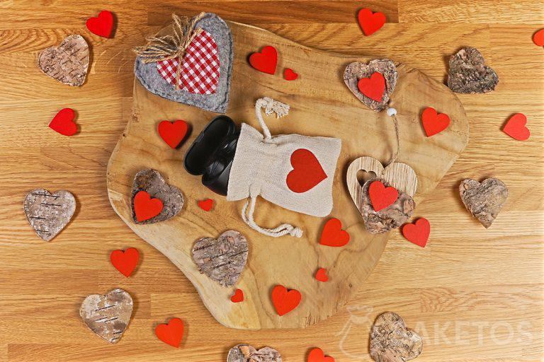 Auriculares inalámbricos en una funda de corazón de lino
