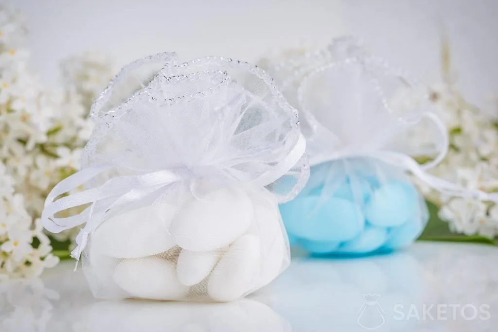 Bolsas de organtina blancas con almendras glaseadas