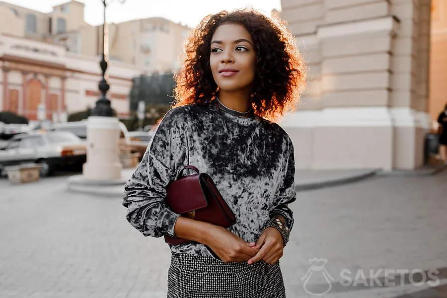 5.Mujer joven con una sudadera de terciopelo