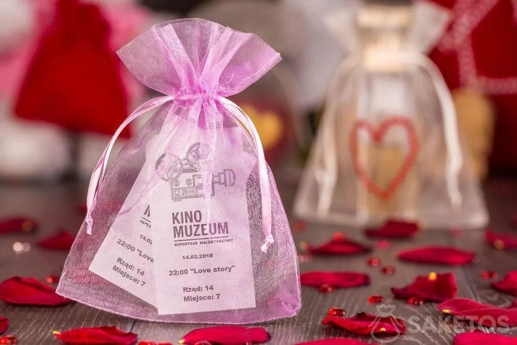 Entradas de cine envueltas para regalo en una bolsa de organza